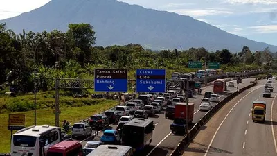 Antrean panjang kendaraan menuju pintu keluar Tol Gadog, Ciawi, Kabupaten Bogor, Jawa Barat, pada musim liburan Natal tahun 2017. (Antara)