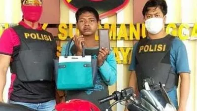 Pelaku Zainal yang menjambret korban ojol di Surabaya, Kamis (4/6/2020). [Humas Polrestabes]
