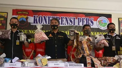 Direktur Diresnarkoba Polda Jateng, Kombes Pol. Ig. Agung Prasetyoko saat menunjukkan sejumlah jamu ilegal (dok)