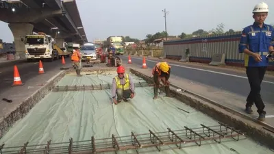PT Jasa Marga (Persero) kembali melaksanakan pekerjaan pemeliharaan dengan metode konstruksi rigid kedua jalur pada Jalan Tol Jakarta-Cikampek. (Jasa Marga)