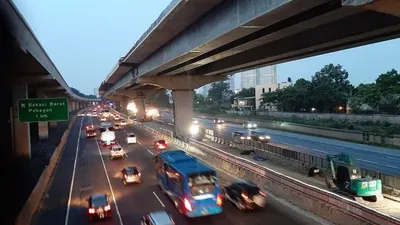 Sejumlah kendaraan melintas menuju timur di KM 11 ruas Tol Japek (Republika/Febryan A)