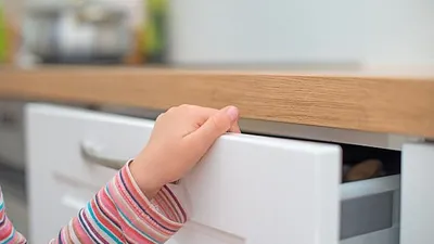 Petugas Damkar Evakuasi Jari Anak yang Terjebak di Lubang Koin