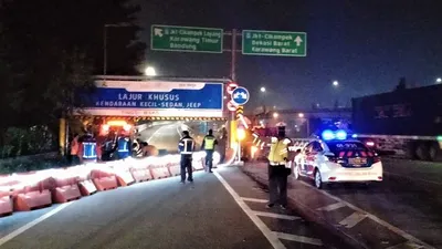 Petugas saat menutup sementara Jalan Tol II Elevated ( Dok PT Jasa Marga).