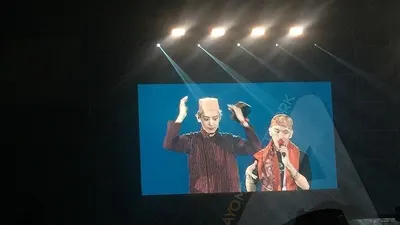 Chanyeol dan Baekhyun menggunakan baju Jawa dan blangkon (Ayojakarta.com/Istihanah Soejoethi)