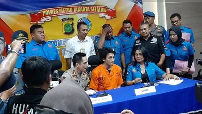 Aktor Jefri Nichol, yang tertangkap menggunakan ganja, dalam konferensi pers di Polres Jakarta Selatan, Rabu (24/7/2019). (ANTARA)