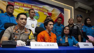 Kapolres Metro Jakarta Selatan Kombes Pol Indra Jafar (kiri) didampingi Kasat Narkoba Kompol Vivick Tjangkung (kanan) menghadirkan aktor Jefri Nichol (tengah) yang terjerat kasus narkoba saat rilis di Polres Metro Jakarta Selatan, Jakarta, Rabu (24/7/2019). Aktor Jefri Nichol ditangkap atas dugaan kepemilikan narkotika dengan barang bukti ganja seberat 6,01 gram. (ANTARA)