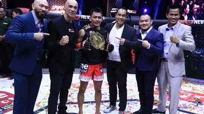Petarung MMA asal Batam, Jeka Saragih foto diapit  Ardiansyah Bakrie usai pertandingan di Stadion Tenis Indoor Gelora Bung Karno, Senayan, Jakarta, Sabtu (21/9/2019)/Dok
