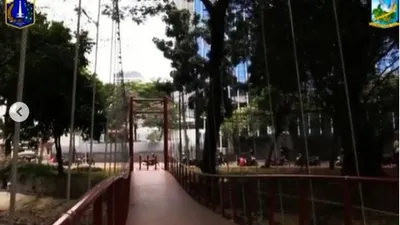 Jembatan gantung di Taman Sumenep, Tosari, Jakarta Pusat/Instagram @dkijakarta