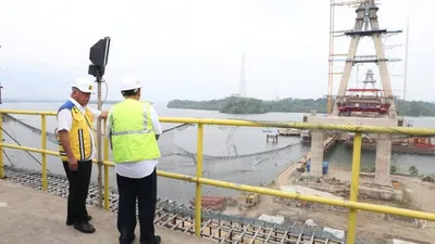 Menteri PUPR, Basuki Hadimuljono, memantau pembangunan Jembatan Pulau Balang II yang berada di atas Teluk Balikpapan, Kalimantan Timur. Pembangunan jembatan tersebut sudah mencapai 71 persen hingga Desember ini. (Foto: Biro Komunikasi Publik Kementerian PUPR)