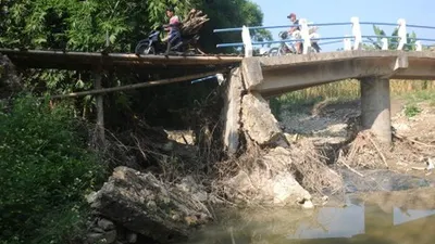 Ilustrasi--Warga melintas di jembatan yang rusak di Kedungdondo, Kalimati, Juwangi, Boyolali, Jawa Tengah, Senin (24/6/2019). Menurut warga setempat, jembatan tersebut rusak akibat diterjang banjir pada Januari 2019 lalu, hingga kini hanya diperbaiki dengan bambu yang dapat membahayakan warga karena kondisi infrastruktur jembatan yang sudah tidak kokoh lagi. ANTARA FOTO/Aloysius Jarot Nugroho/wsj.