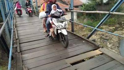 Warga melintas di Jembatan Gunung Batu. (ayobogor.com/Husnul Khatimah)