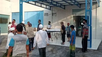 Jenazah pasien PDP saat dibawa paksa pulang oleh keluarganya. [dok Suara.com]