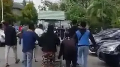Tangkapan layar sejumlah orang menjemput paksa jenazah berstatus PDP Corona dari salah satu rumah sakit di Bekasi