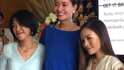 Dari kiri: GM Brand &amp; Product Marketing ERHA Acne AACT Ika Noorsantini, dr. Shinta Damayanti. Sp.KK, dan Beauty Influencer Rachel Goddard bergambar bersama usai media gathering/Ayojakarta.com