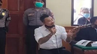 I Gede Ari Astina alias Jerinx  dalam sidang kasus IDI Kacung WHO/ Berita Bali via Suara.com