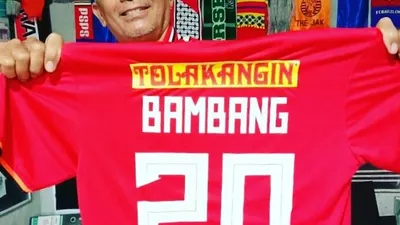 Mayor Haristanto menunjukkan jersey home Persija milik Bambang Pamungkas, Selasa (10/11/2020). (ist)