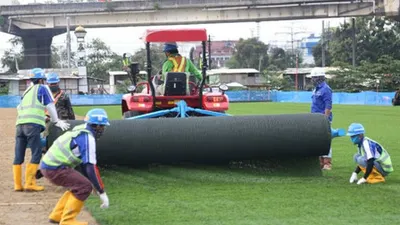 PT Jakarta Propertindo (Jakpro) uji coba pemasangan rumput hybrid di lapangan latih Jakarta International Stadium (JIS) / dok