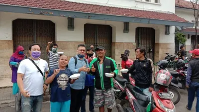 Para relawan Jaringan Jurnalis Kristiani membagikan makanan berbuka puasa kepada masyarakat di sekitar Stasiun Manggarai, Jakarta Selatan.