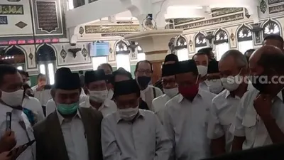 Mantan Wakil Presiden Jusuf Kalla (JK) usai menunaikan ibadah salat Jumat di Masjid Al Azhar, Kebayoran Baru, Jakarta Selatan. (Suara.com/Yosea Arga)