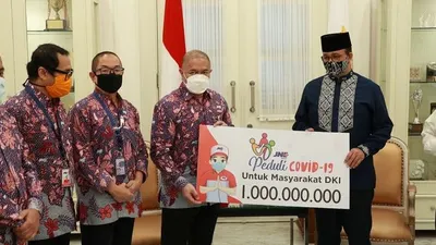 Presiden Direktur JNE, M. Feriad menyerahkan bantuan donasi Rp 1 miliar kepada Gubernur DKI Jakarta, Anies Baswedan di Balai Kota, Jakarta Pusat, Jumat (24/4/2020) (Media Relations Dept. JNE)