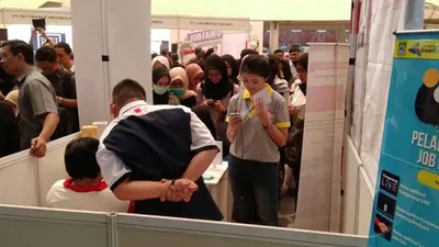 Kepala Zona Kamla Timur Laksamana Pertama Bakamla Vetty V. Salakay menyerahkan bantuan kepada masyarakat terdampak gempa di Desa Waai jemaat Talita Kumi 2 dan Desa Waai Dusun Wainuru, Rabu (2/10/2019)/(Humas Bakamla RI