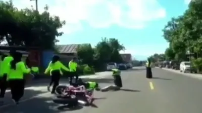 Viral! Berjoget di Tengah Jalan, Pria Ini Tertabrak Motor hingga Terseret