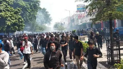 Aksi massa penolakan pengesahan UU Cipta Kerja di DPRD DIY bertajuk Jogja Memanggil diwarnai kericuhan, Kamis (8/10/2020). [Muhammad Ilham Baktora / SuaraJogja.id]