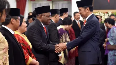 Presiden Jokowi menyalam John Wempi Watipo usai pelantikan 12 Wakil Menteri Kabinet Indonesia Maju di Istana Negara, Jakarta, Jumat (25/10/2019)/Setpres-Biro Komunikasi Publik PUPR