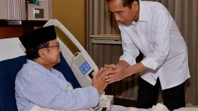 Presiden Jokowi saat menjenguk BJ Habibie yang tengah terbaring sakit di RSPAD Gatot Soebroto, Jakarta, (28/10/2014)/Rumah Tangga Presiden