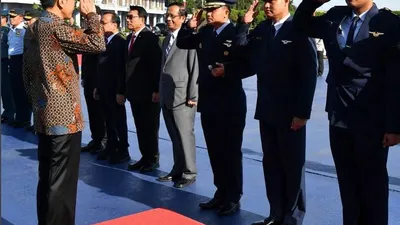 Presiden Joko Widodo di Bandara Halim Perdana Kusuma, Jakarta, Minggu (12/1/2020)(Twitter @jokowi)