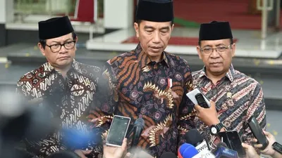 Presiden Jokowi didampingi Sekretaris Kabinet, Pramono Anung dan Sekretaris Negara, Pratikno saat memberi keterangan di Istana Presiden, Jakarta Pusat, Jumat (27/9/2019)/Biro Presiden RI