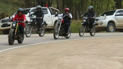 Presiden Joko Widodo mengendarai sepeda motor custom bersama Menteri Pekerjaan Umum dan Perumahan Rakyat (PUPR), Basuki Hadimuljono, saat kunjungan kerja di jalur perbatasan Indonesia-Malaysia. (Dok. Biro Komunikasi Publik PUPR)