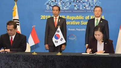 Presiden Jokowi dan Presiden Moon Jae-in menyaksikan penandatanganan kerja sama RI-Korsel, usai pertemuan bilateral di Hotel Westin, Busan, Senin (25/11/2019) siang. (Setkab.go.id/Deny S)