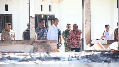 Panglima TNI Dampingi Jokowi Tinjau Bangunan Rusak Bekas Kerusuhan di Wamena