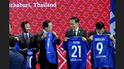 Para pemimpin negara di ASEAN mendapat jersey dari FIFA di Bangkok, Thailand, Sabtu (2/11/2019)/Twitter Presiden Jokowi