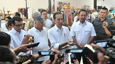 Presiden Jokowi menjawab pertanyaan wartawan di sela kunjungan kerja ke Semarang, Jawa Tengah. (Humas Setkab)