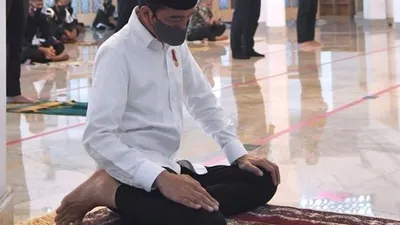 Presiden Jokowi saat ikut menjalani salat Jumat di Masjid Baiturrahim, Kompleks Istana Kepresidenan. (Foto: Lukas - Biro Pers Sekretariat Presiden)