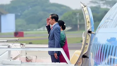 Presiden Jokowi dan Ibu Negara sesaat sebelum bertolak menuju Busan, Korea Selatan, Sabtu lalu (23/11/2019), untuk menghadiri acara KTT ASEAN-RoK, pertemuan bilateral dengan Presiden Moon Jae-in, dan beberapa CEO Korea Selatan. (Twitter @jokowi)