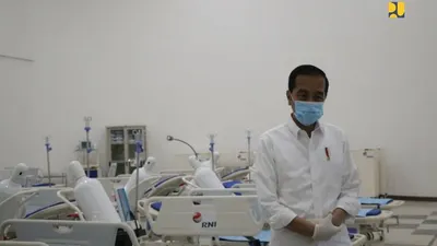 . Presiden Jokowi di ruang penanganan pasien COVID-19 di RS Darurat Wisma Atlet, Kemayoran, Jakarta Pusat, Senin (23/3/2020) (Biro Komunikasi Publik Kementerian PUPR)