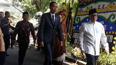 Presiden Jokowi bersama Ibu Negara dan Mensesneg Pratikno (berbatik, di belakang) melayat ke rumah duka BJ Habibie/Kompas