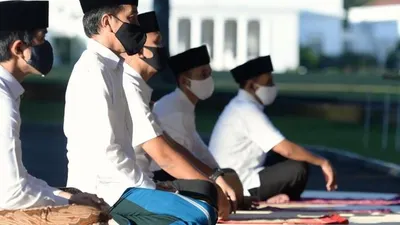 Presiden Jokowi melaksanakan Salat Ied di halaman depan Istana Bogor, bersama pasukan pengamanan presiden dan pegawai Istana. (Twitter @jokowi)