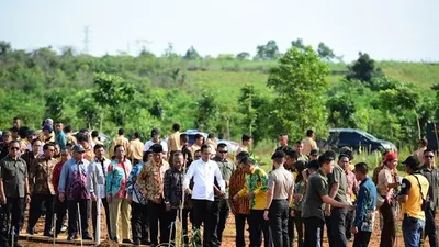 Presiden Jokowi (kemeja putih) menanam Pohon Marsawa sekaligus meresmikan Hutan Pers Taman Spesies Endemik di sela rangkaian peringatan Hari Pers Nasional 2020, Banjarmasin, Kalimantan Selatan. (Dok. Humas HPN 2020)
