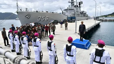 Presiden Jokowi menerima penghormatan saat meninjau KRI Usman Harun 359 dan KRI Karel Satsuit Tubun 356 di Pangkalan Angkatan Laut Terpadu Selat Lampa, Kabupaten Natuna, Rabu (8/1/2020) siang. (Foto: BPMI Setpres)
