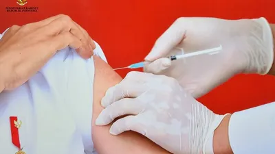 Presiden Jokowi disuntik vaksin Covid-19 oleh vaksinator dokter Abdul Muntholib. (Dok: YouTube Sekretariat Presiden)