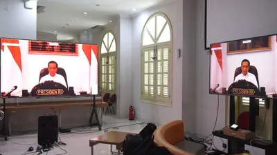 Presiden Jokowi saat memberikan pengantar pada Ratas melalui konferensi video dari Istana Merdeka, Jakarta, Rabu (15/4/2020). (Foto: Humas/Rahmat).