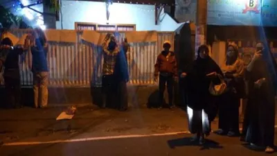 Warga Jl Ki Hajar Dewantara Kelurahan Jombatan, Kabupaten Jombang, Jawa Timur, berdemonstrasi mendatangi salah satu rumah di tepi jalan, Minggu (3/5/2020) malam.[Beritajatim]