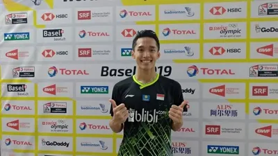 Tunggal putra unggulan keempat Jonatan Christie seusai mengalahhkan pemain Denmark Jan O Jorgensen 21-12, 21-16, pada babak 16 beser Kejuaraan Dunia Bulu Tangkis di St. Jakobshalle Basel, Swiss, Kamis (22/8/2019). (Antara/Fitri Supratiwi)