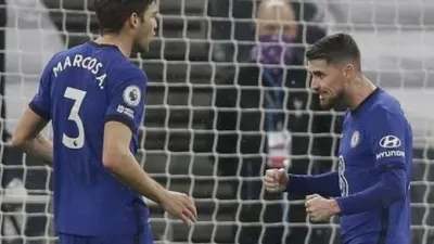 Gelandang Chelsea Jorginho (kanan) merayakan golnya ke gawang Tottenham Hotspur dari titik penalti dalam lanjutan Liga Inggris di Tottenham Hotspur Stadium. Kirsty Wigglesworth / POOL / AFP
