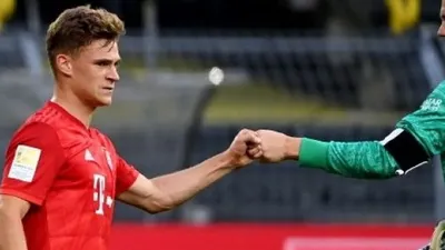 Gelandang Bayern Munich Joshua Kimmich (kiri) merayakan golnya ke gawang Borussia Dortmund bersama kiper Manuel Neuer dalam lanjutan Liga Jerman. (Federico GAMBARINI / POOL / AFP)