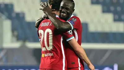 Diogo Jota disambut Sadio Mane usai mencetak gol ke gawang Atalanta. (Twitter UEFA)